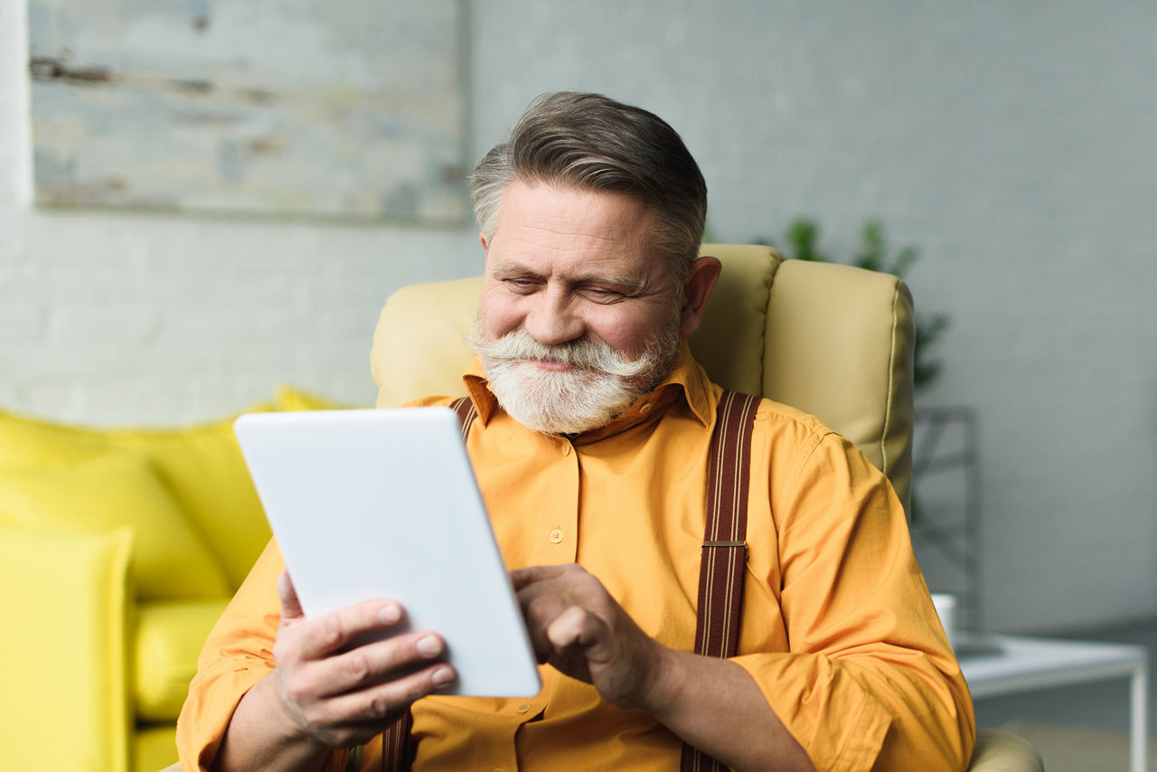 Älterer Mann mit Tablet