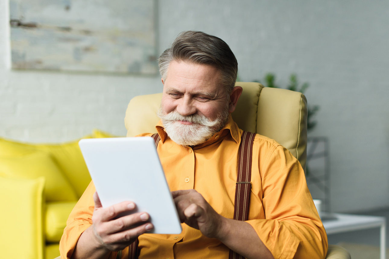 Älterer Mann mit Tablet