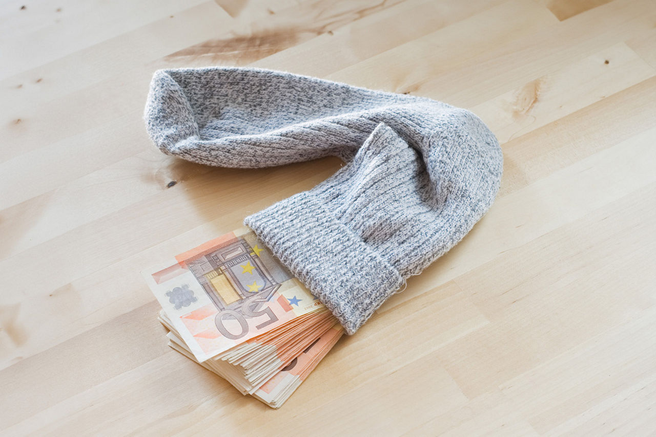 Wollstrumpf gefüllt mit 50-Euro-Scheinen
