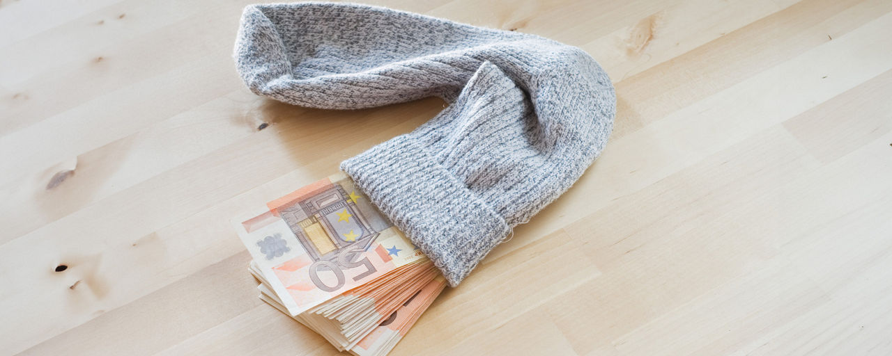 Wollstrumpf gefüllt mit 50-Euro-Scheinen