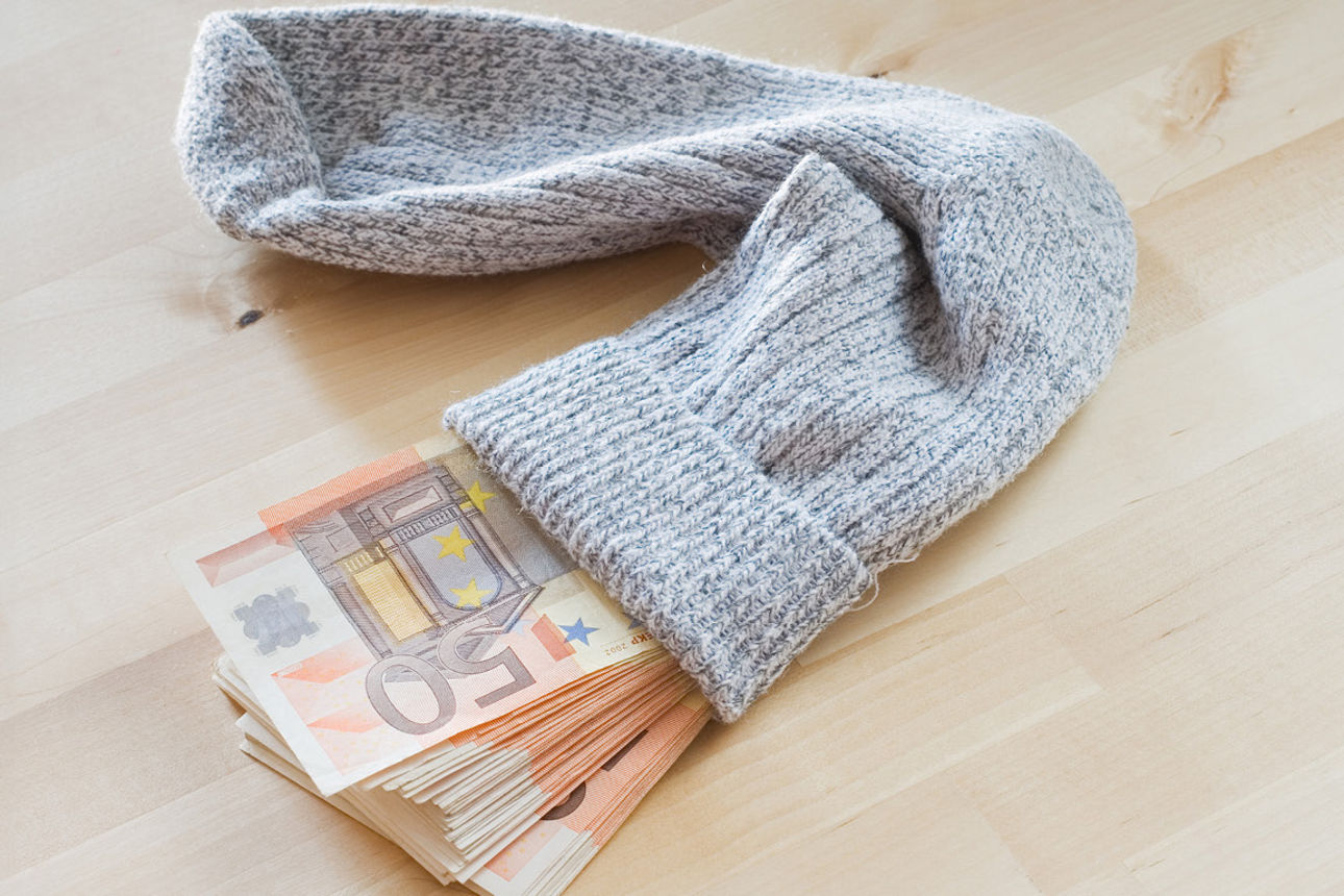 Wollstrumpf gefüllt mit 50-Euro-Scheinen