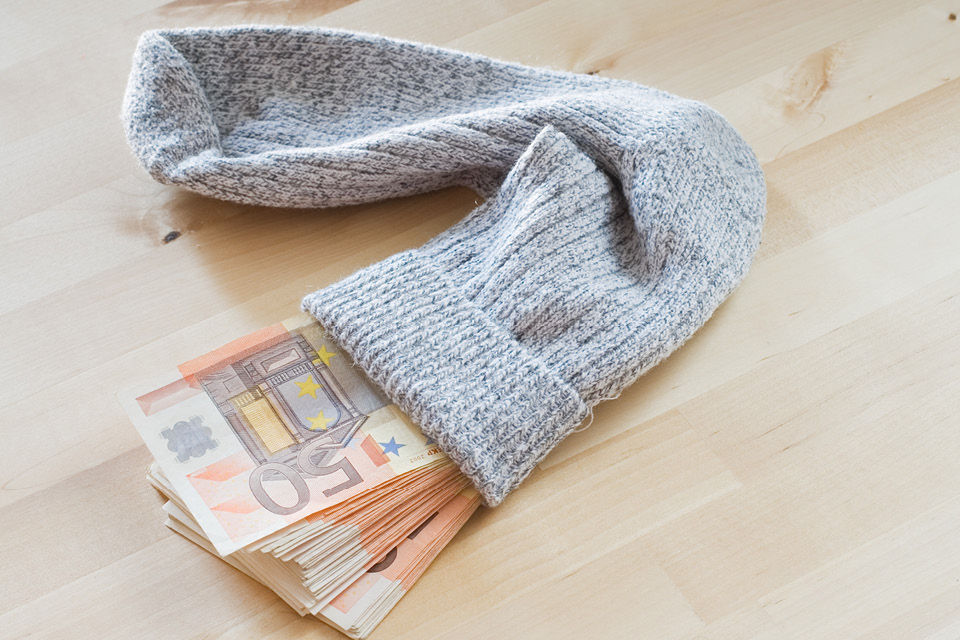Wollstrumpf gefüllt mit 50-Euro-Scheinen