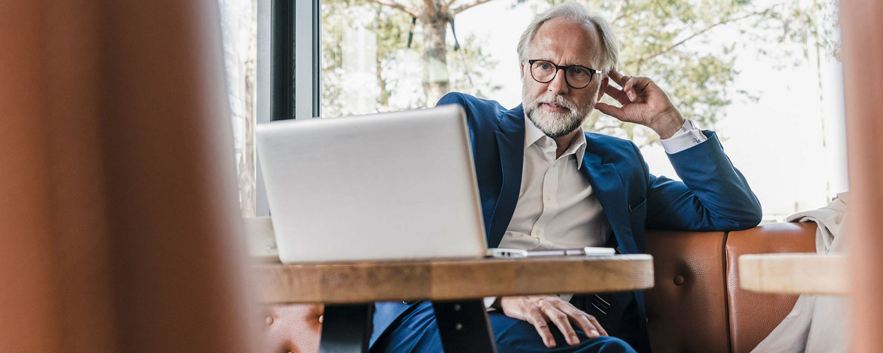 Mann beim Banking am Laptop