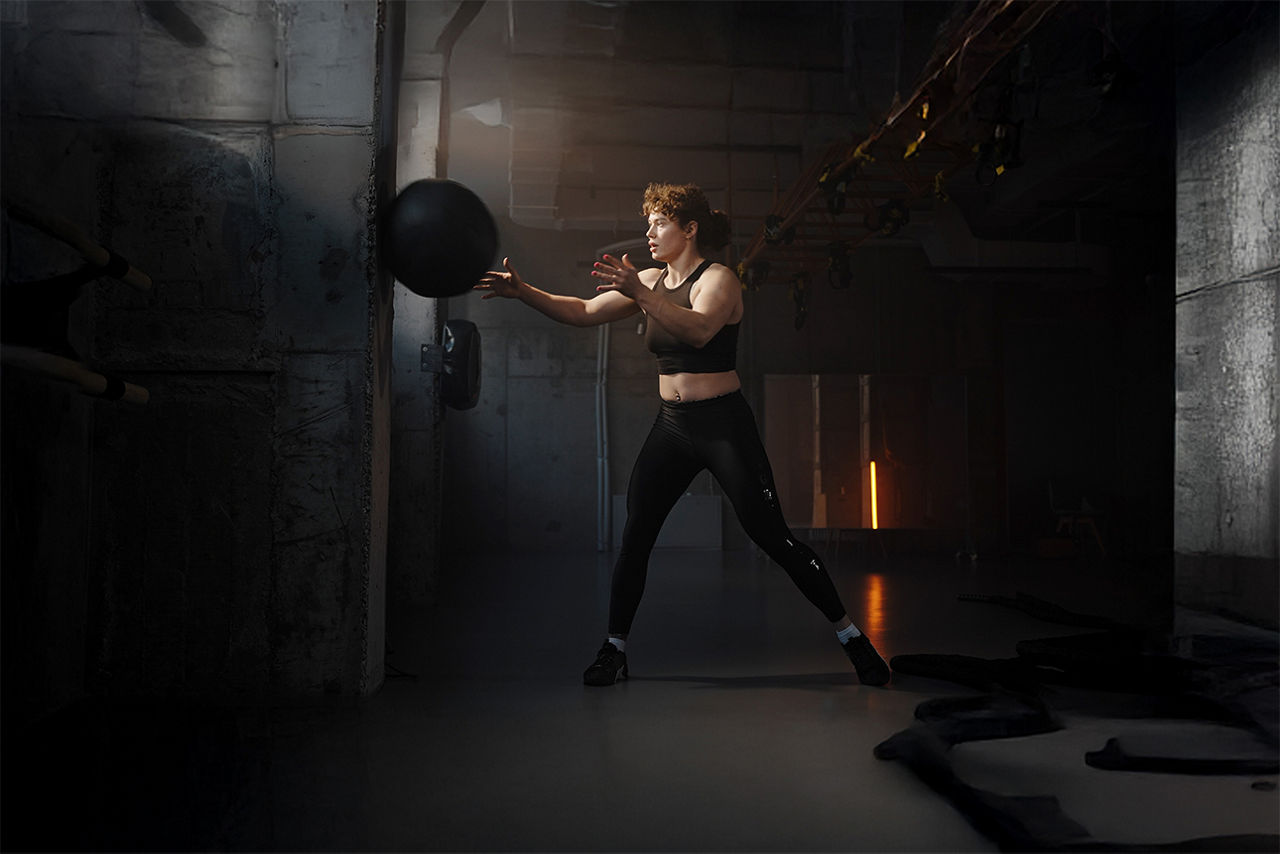Frau in einem Fitnesstudio beim Cross-fit.