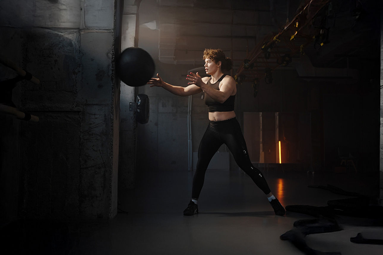 Frau die beim Cross-Fit-Training ist 