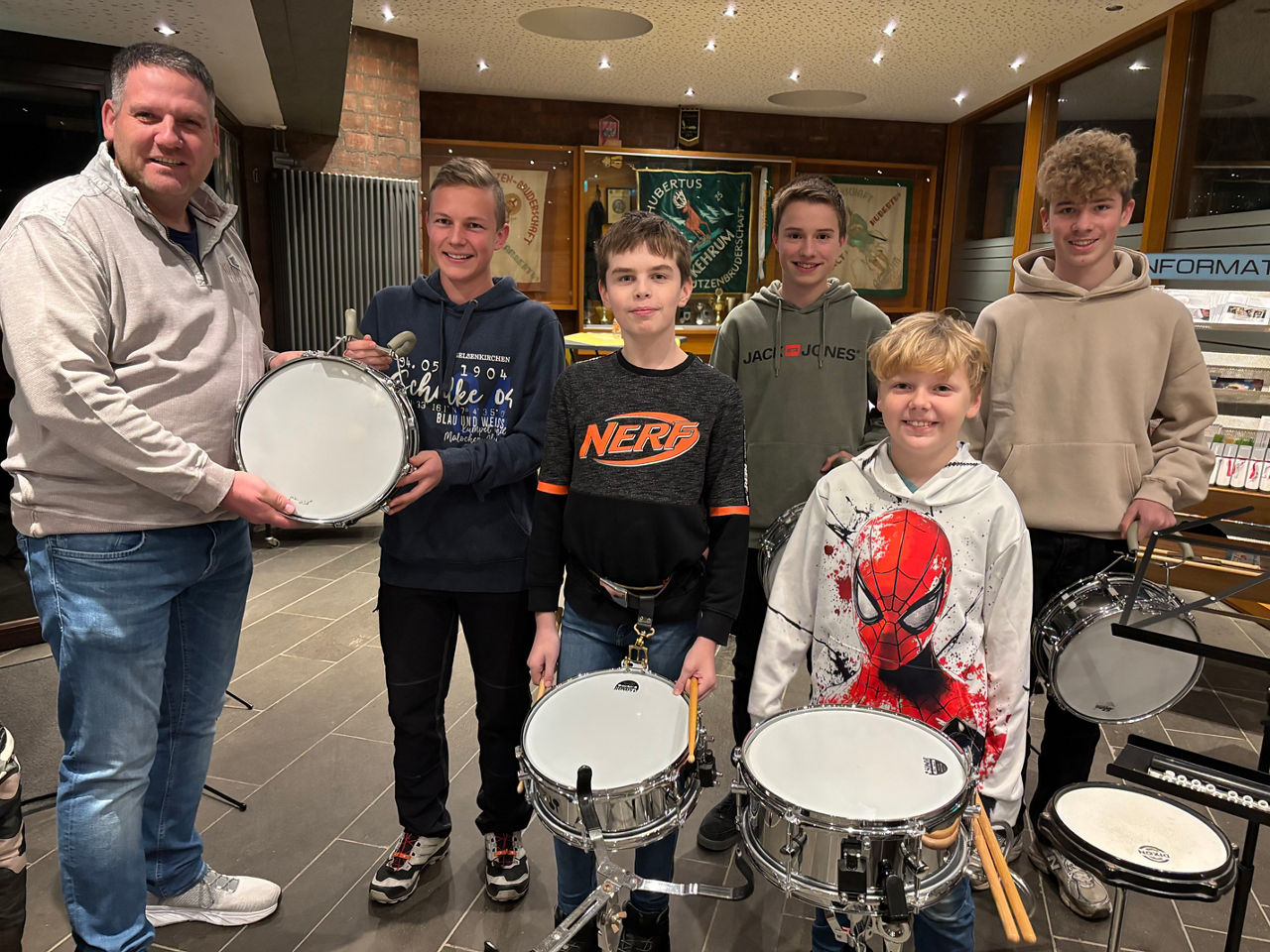 Foto von Übergabe der Instrumente an Tambourcorps Kehrum