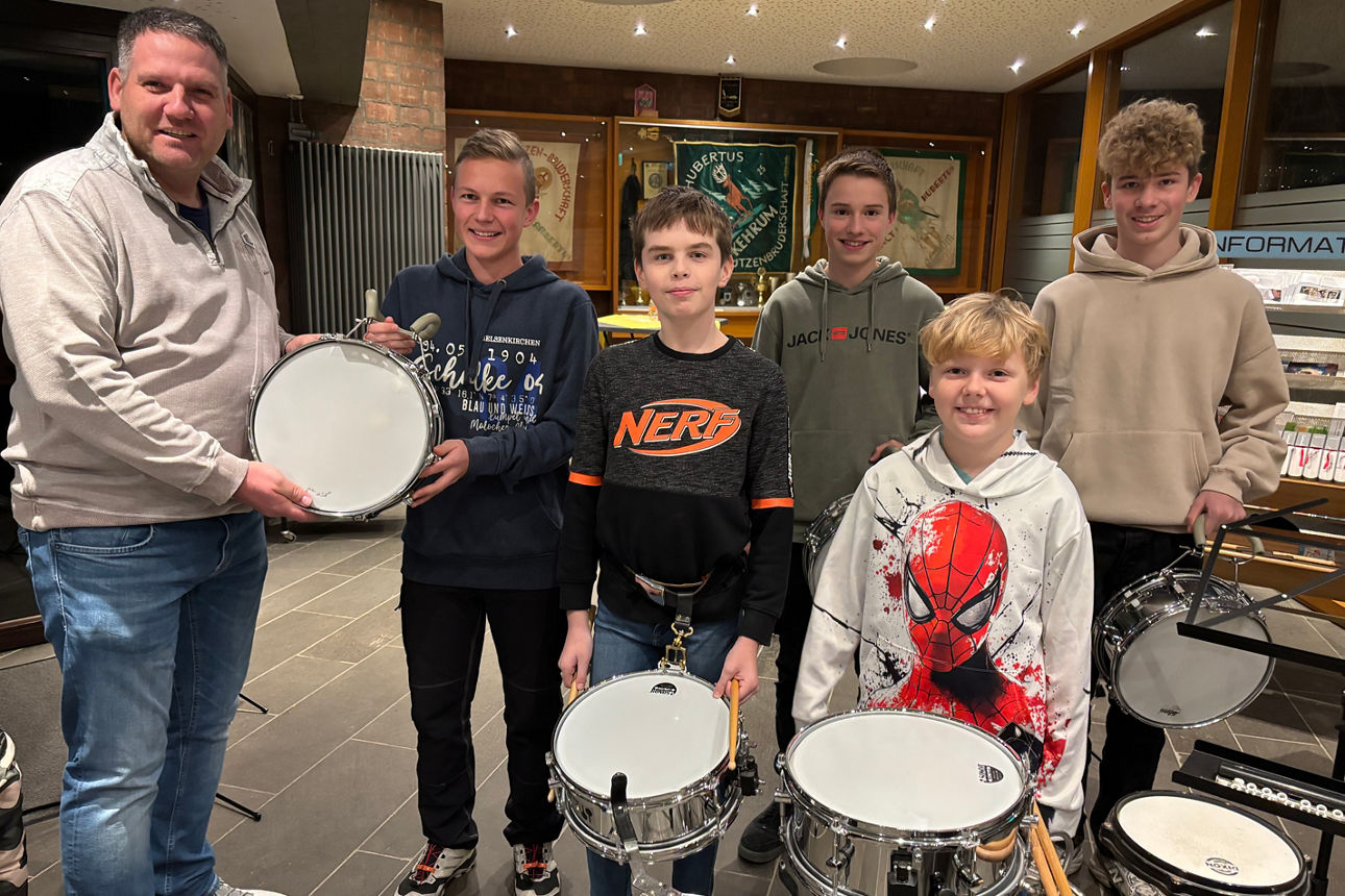 Gruppenfoto Tambourcorps Kehrum mit neuen Intstrumenten