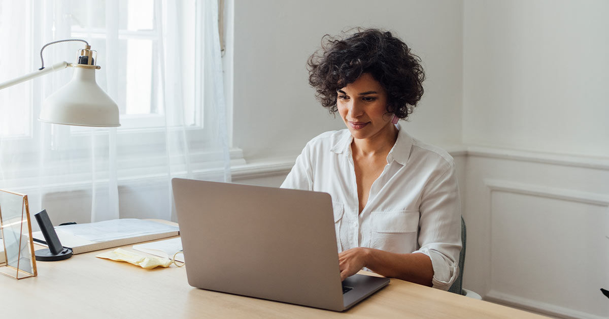 Frau sitzt vor dem Laptop