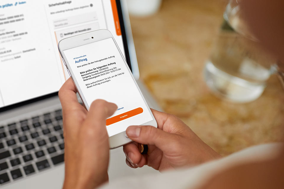 Eine Person hält ein Smartphone in der Hand