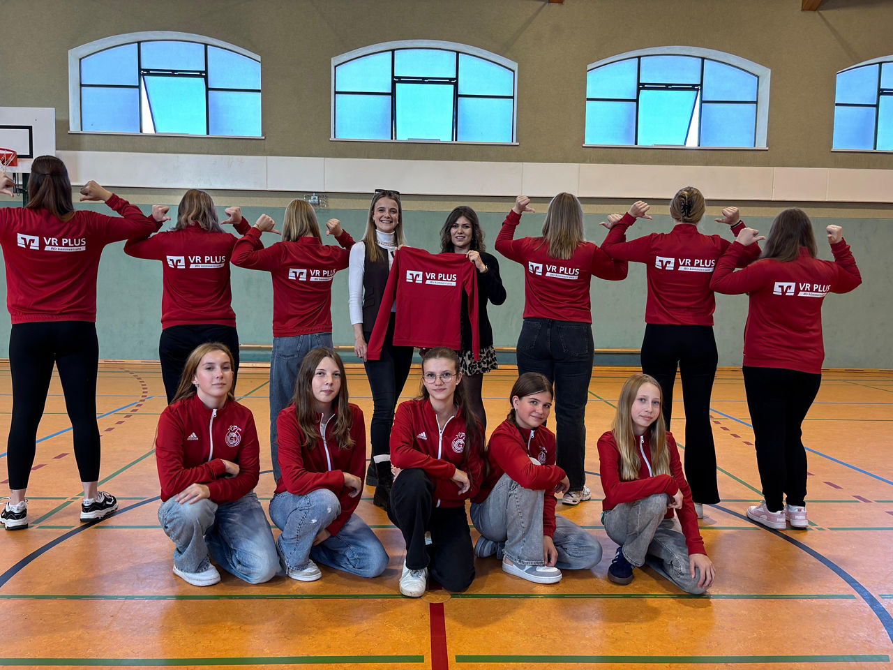 Tanzmädchen mit Trainingsjacken
