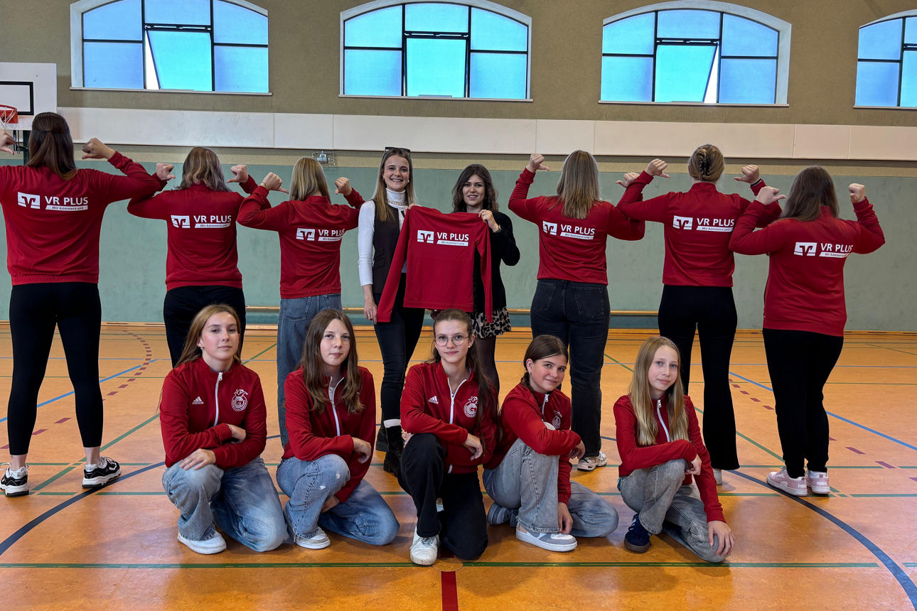 Tanzmädchen mit Trainingsjacken