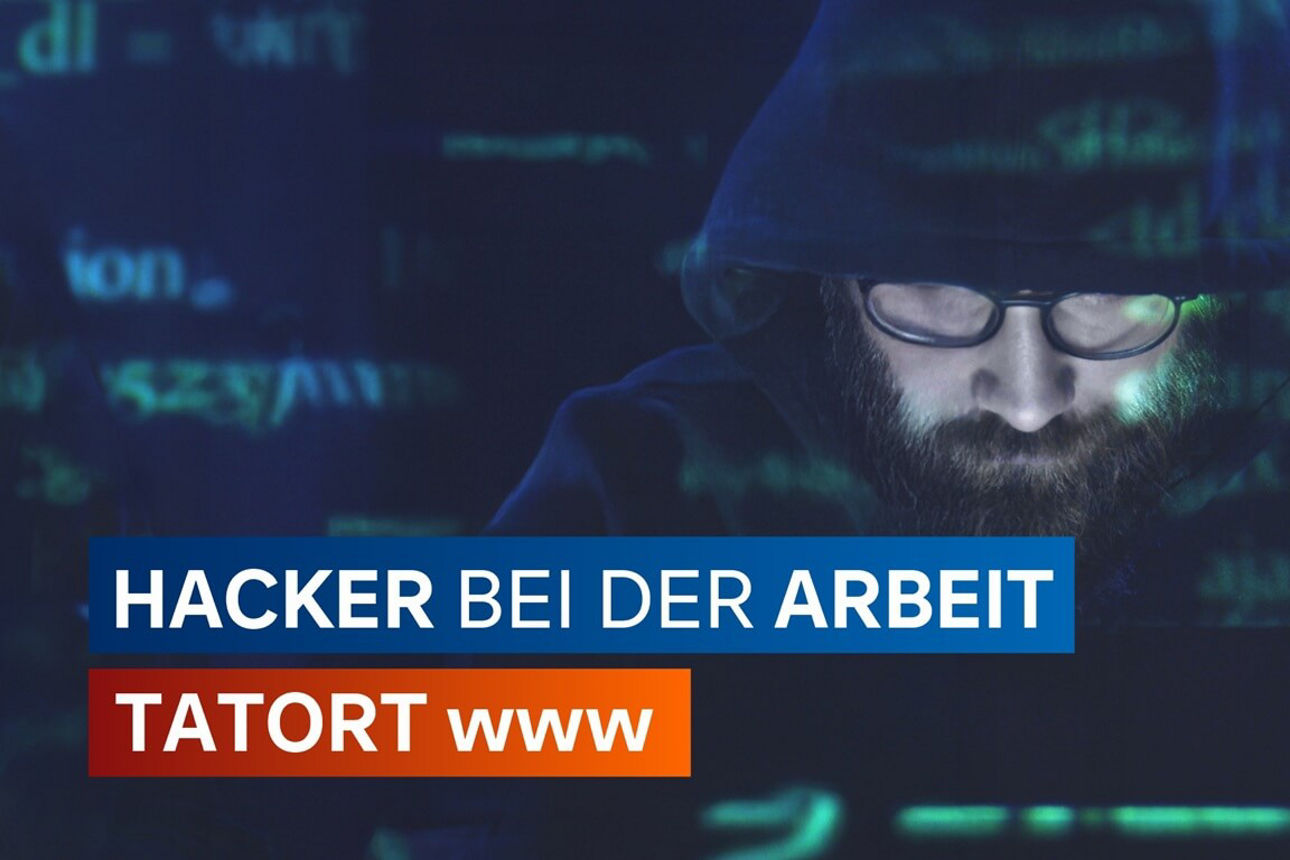 Mann mit Kapuzenpullover und Brille vor einem Bildschirm mit grünem Code.