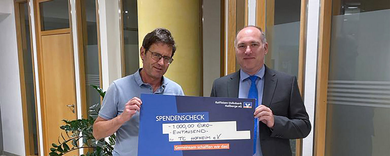 Alexander Rauschert, Kundenberater in Hofheim mit dem Spendenscheck für den TC Hofheim e.V.