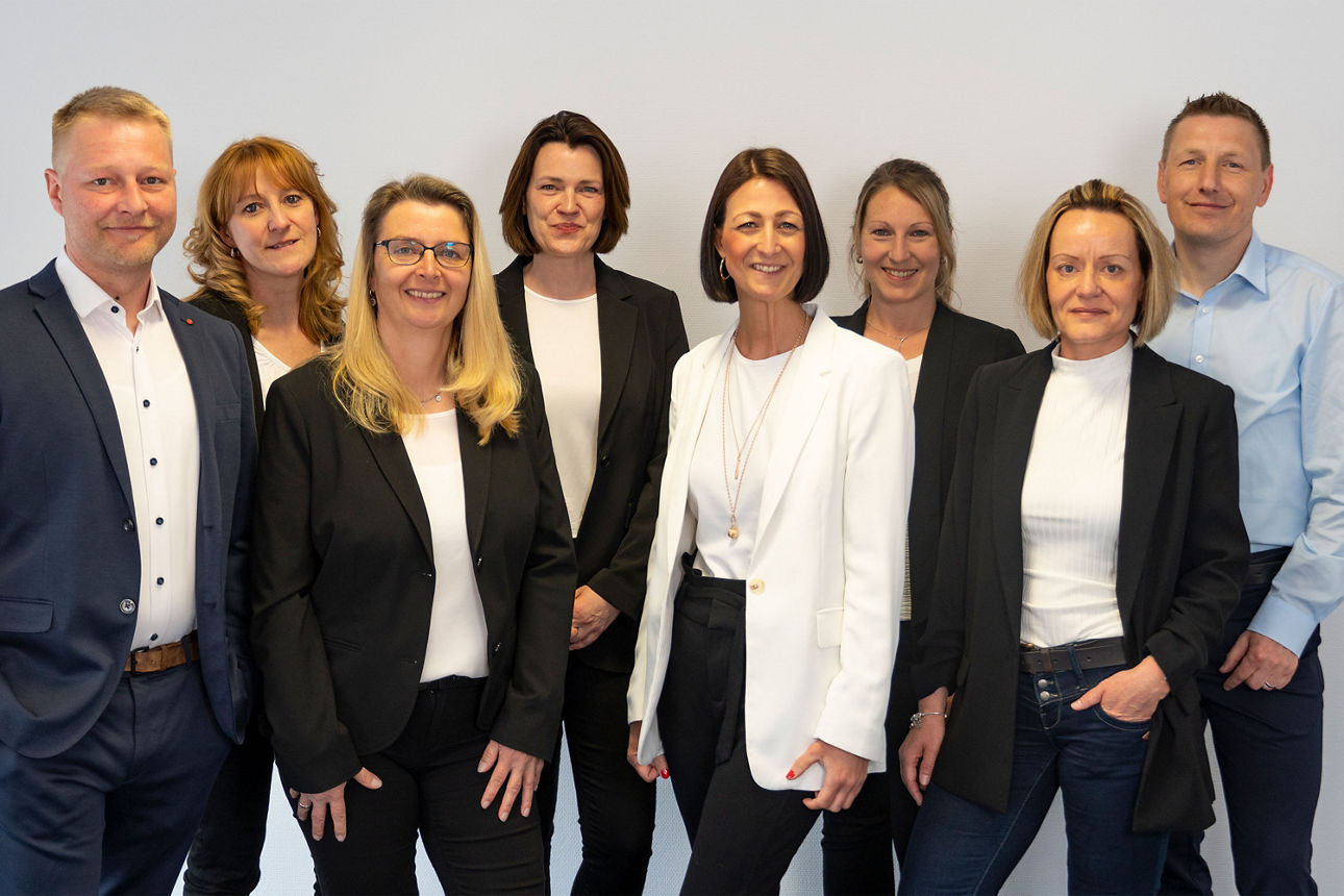 Team des KundenServiceCenters vor einer weißen Wand