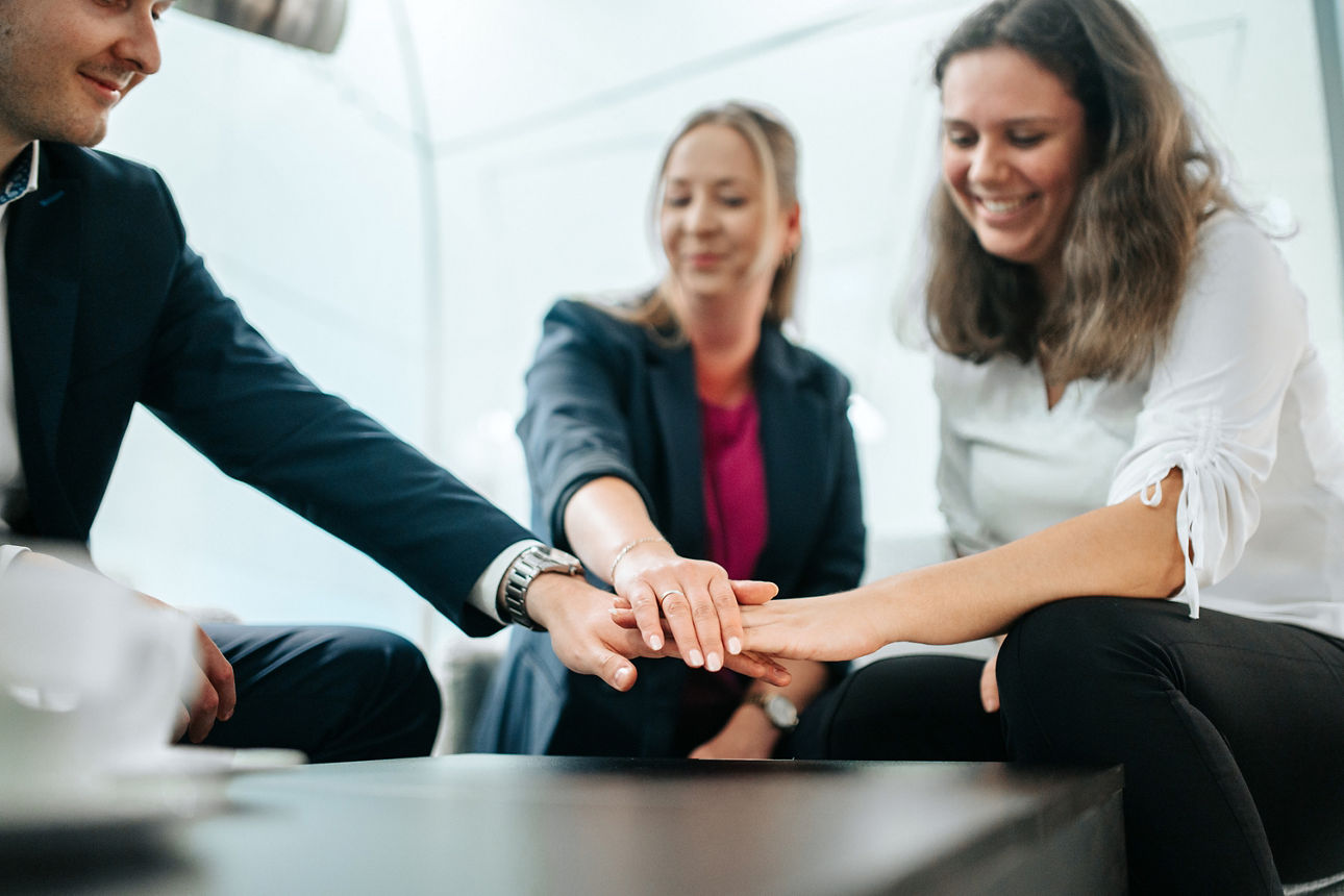 Team legt Hände aufeinander