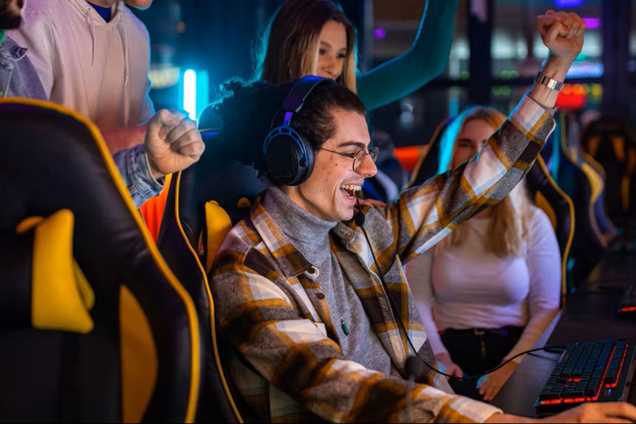 Gruppe von Menschen beim Erhalt des Awards "Beste Bank vor Ort"