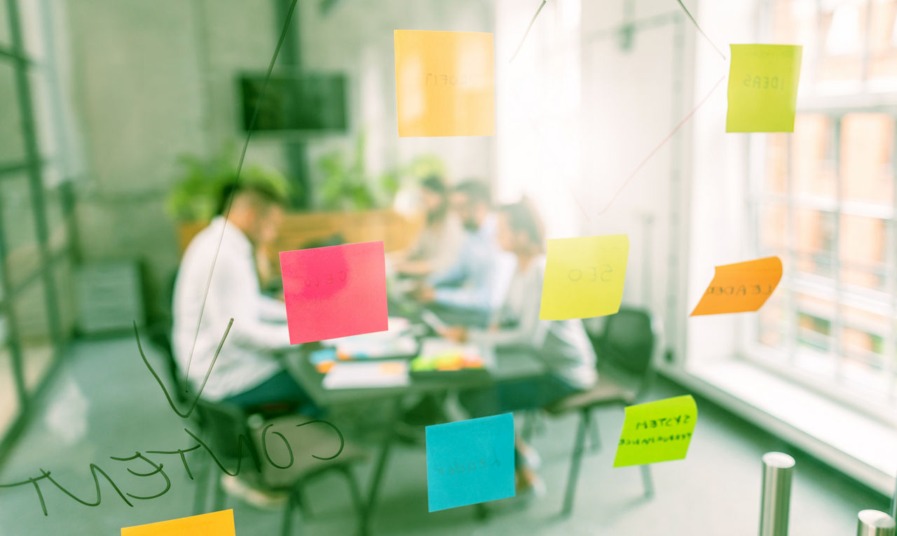 Mitarbeitende der PSD Bank im Teamwork