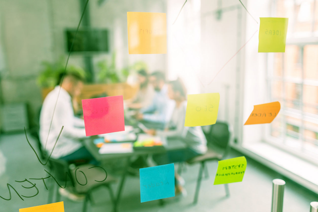 Mitarbeitende der PSD Bank im Teamwork