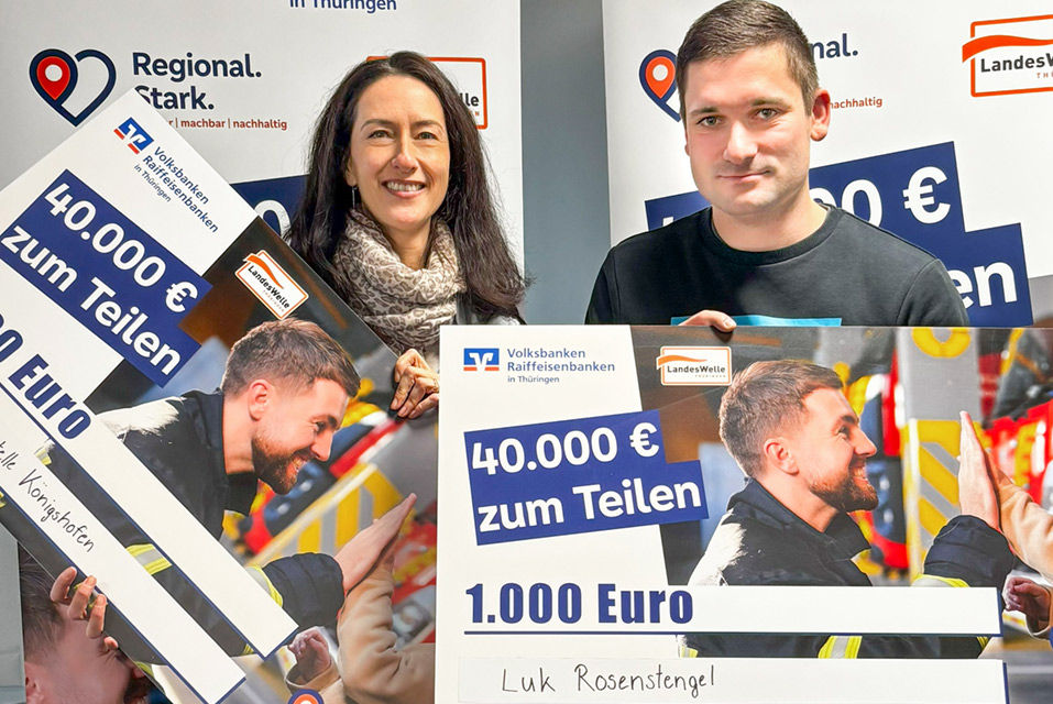 Foto Luk Rosenstengel Ortsbürgermeister von Königshofen und unserer Volksbankmitarbeiterin Antje Häußler