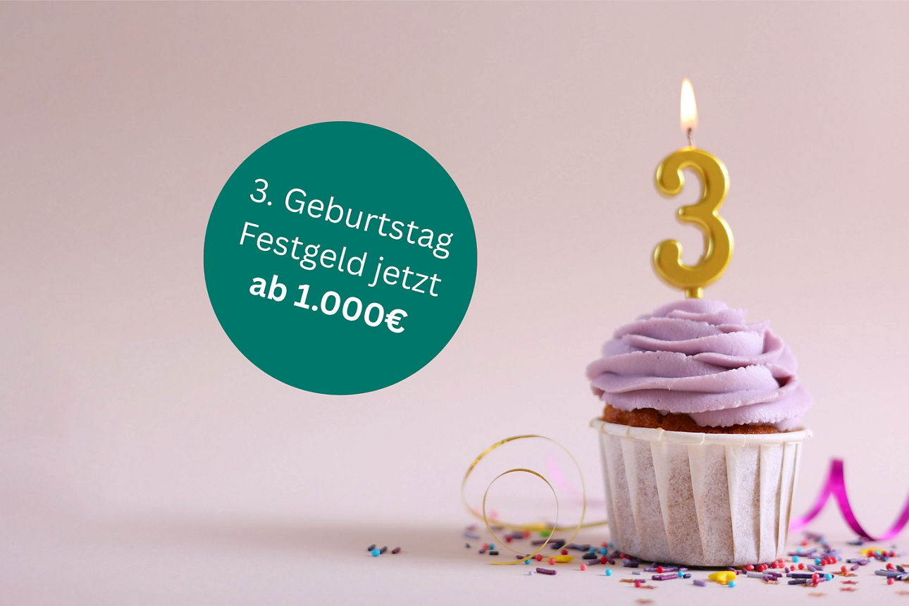 Cupcake mit Kerze „3“ und Hinweis auf Geburtstags-Festgeld ab 1.000 €.