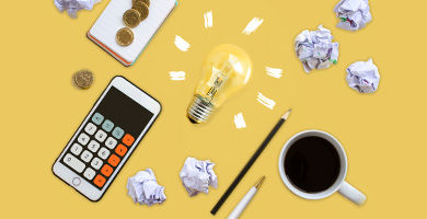 Gelber Hintergrund mit Glühlampe, Tasse Kaffee, Stifte, geknüllten Papierblättern und Taschenrechner