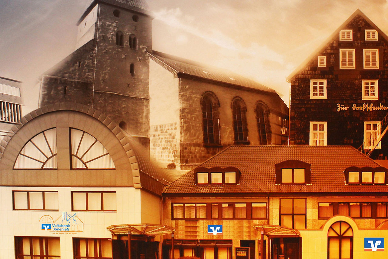 Historische Gebäude verschmelzen mit moderner Architektur in warmer Abendstimmung und beleuchteter Innenstadt.