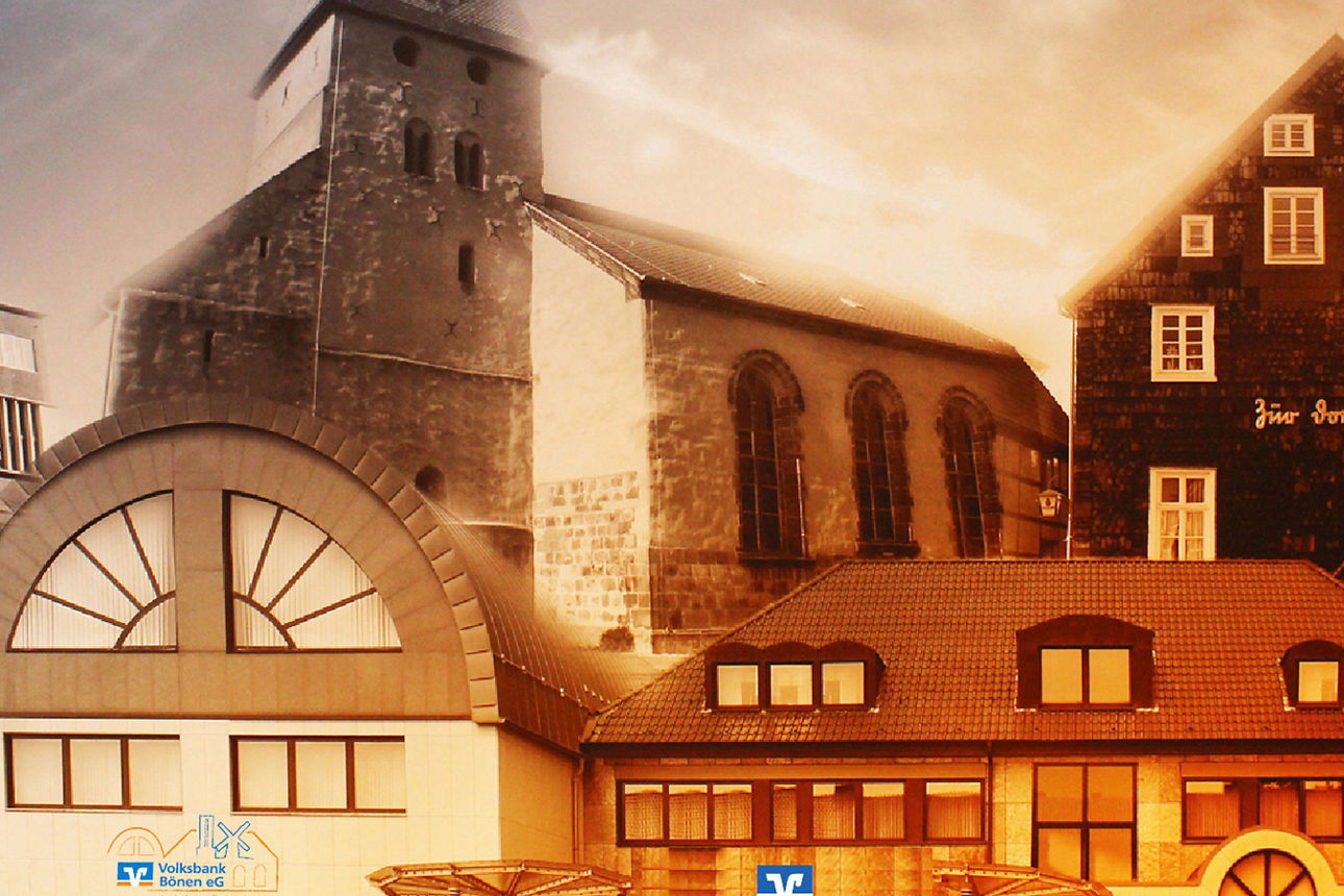 Historische Gebäude verschmelzen mit moderner Architektur in warmer Abendstimmung und beleuchteter Innenstadt.