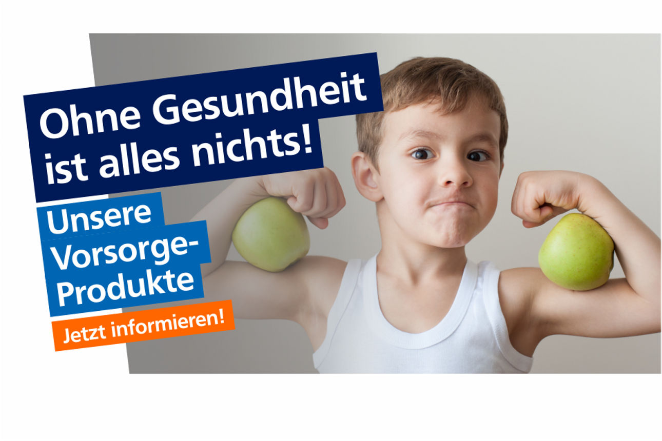 Kleiner Junge mit Äpfeln als Muckies