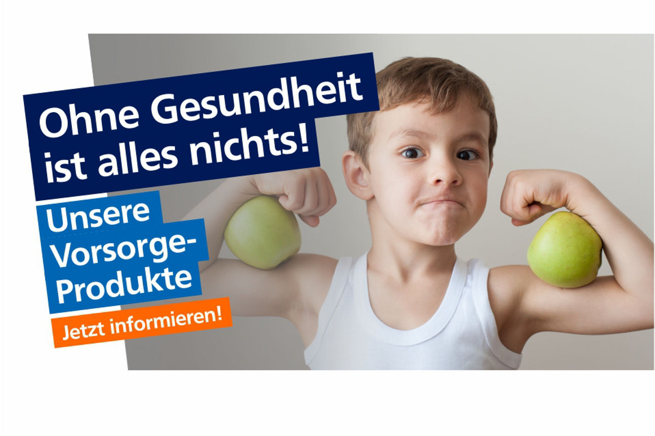 Kleiner Junge mit Äpfeln als Muckies