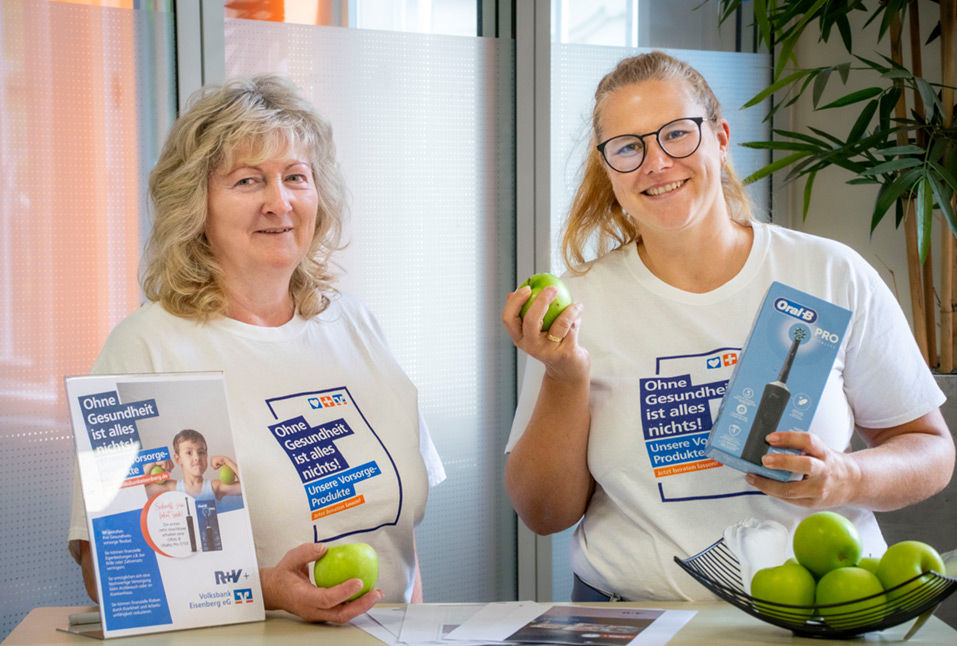 Unsere zwei Beraterinnen mit T-Shirts der Gesundheitswoche hinterm Tresen