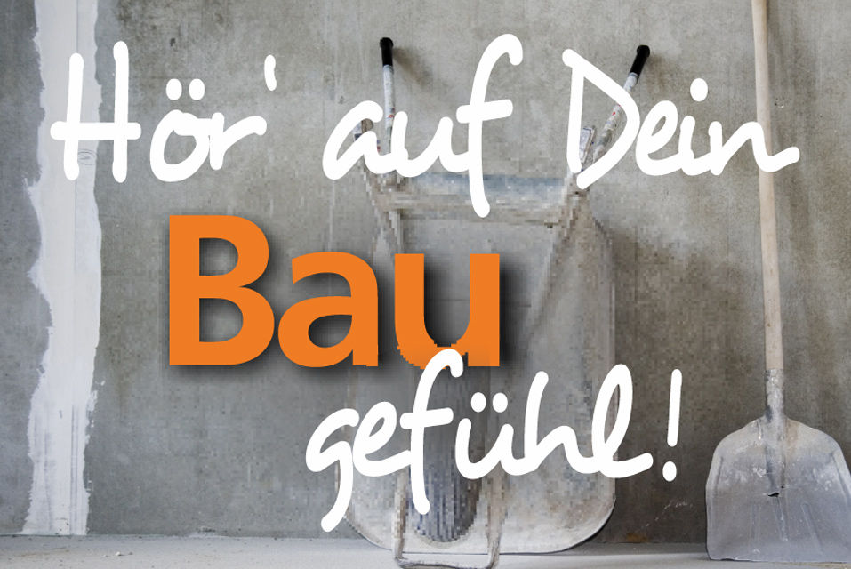 Familie mit Bauhelmen steht von einem Rohbau, der Mann hält einen Bauplan in der Hand