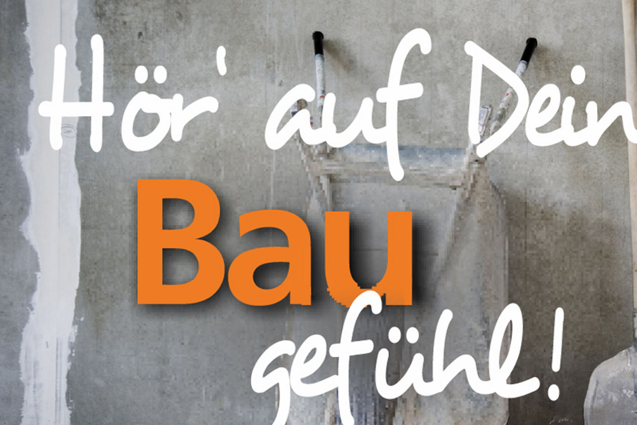 Familie mit Bauhelmen steht von einem Rohbau, der Mann hält einen Bauplan in der Hand