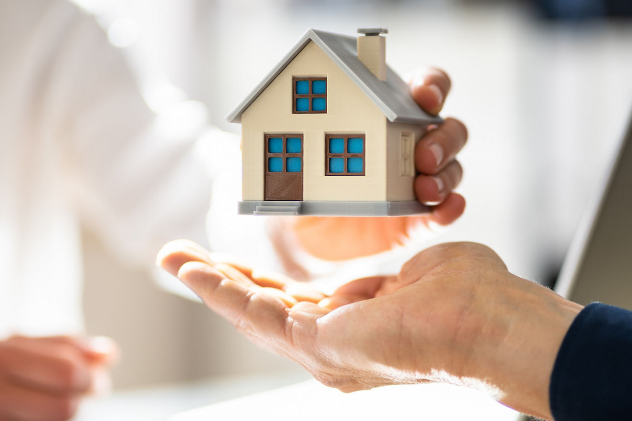 Hausmodell wird übergeben.