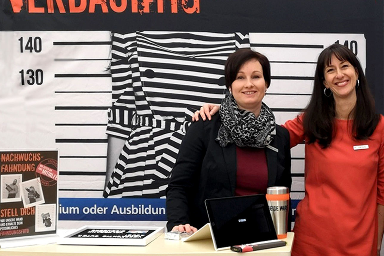 Unsere beiden Mitarbeiterinnen Antje und Kristina im Messestand auf der Jobmesse in Eisenberg