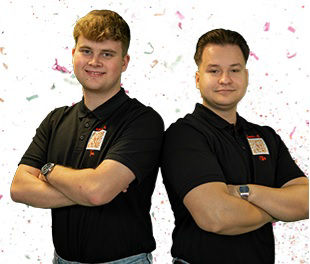 Zwei Kollegen, die ein erfolgreiches Projekt feiern.