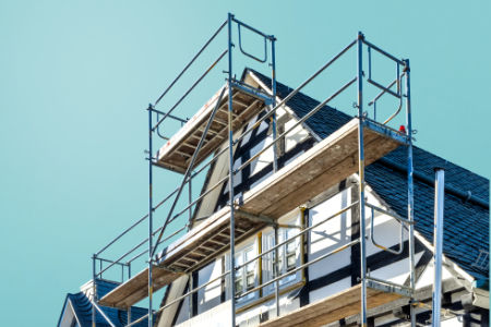 Hausfassade mit Baugerüst
