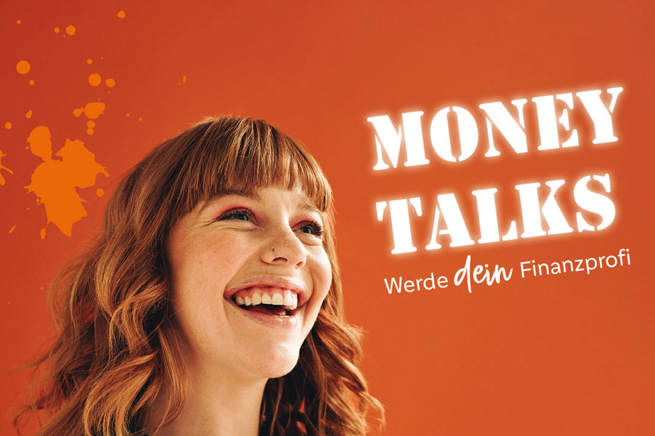 Eine lachende Frau vor orangem Hintergrund mit dem Schriftzug „Money Talks – Werde dein Finanzprofi“.