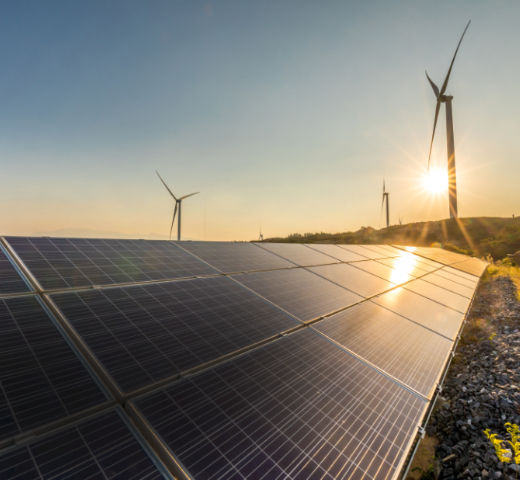 Solarpanele und im Hintergrund Windkrafträder