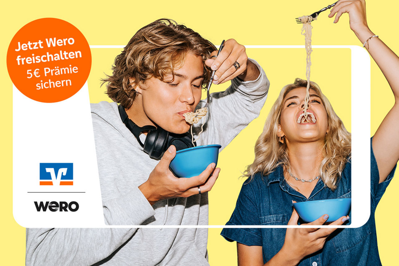 Junge Frau und junger Mann essen Nudelgericht vom Lieferservice und nutzen Wero zum bezahlen