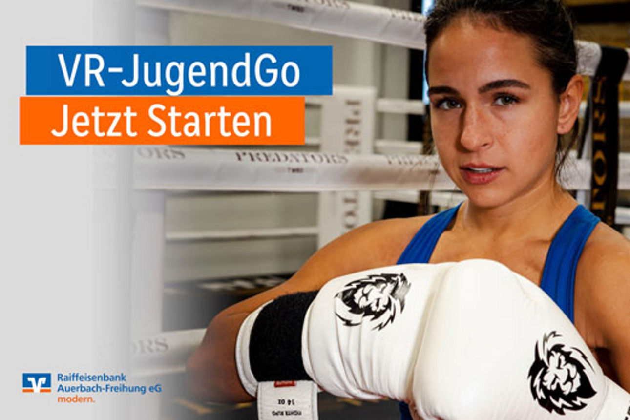 Eine junge Boxerin mit weißen Handschuhen im Ring. Text: „VR-JugendGo Jetzt Starten“, Logo der Raiffeisenbank Auerbach-Freihu