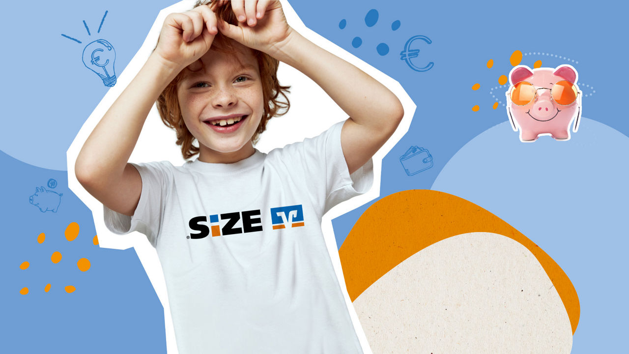 Kleiner Junge mit einem weißen Shirt auf dem das SiZE Logo zu sehen ist.