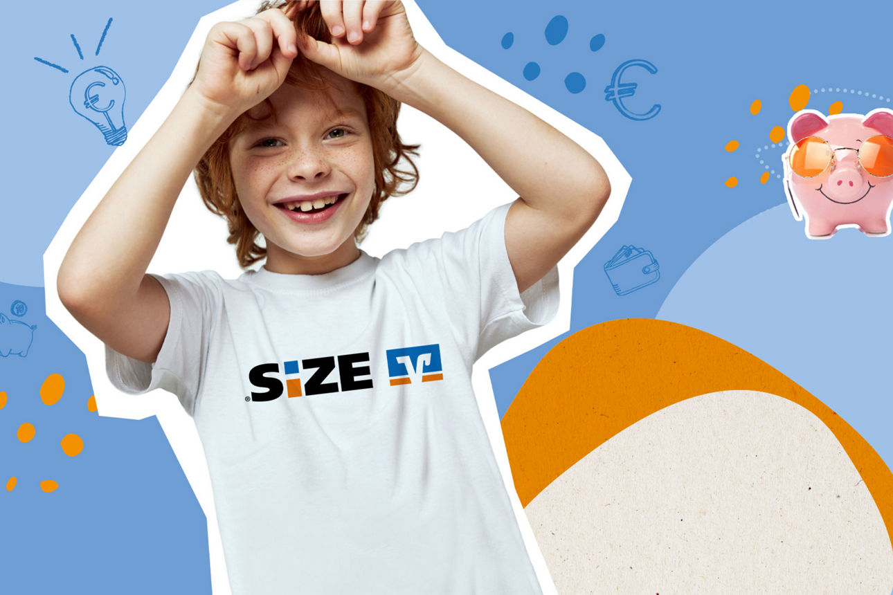 Kleiner Junge mit einem weißen Shirt auf dem das SiZE Logo zu sehen ist.
