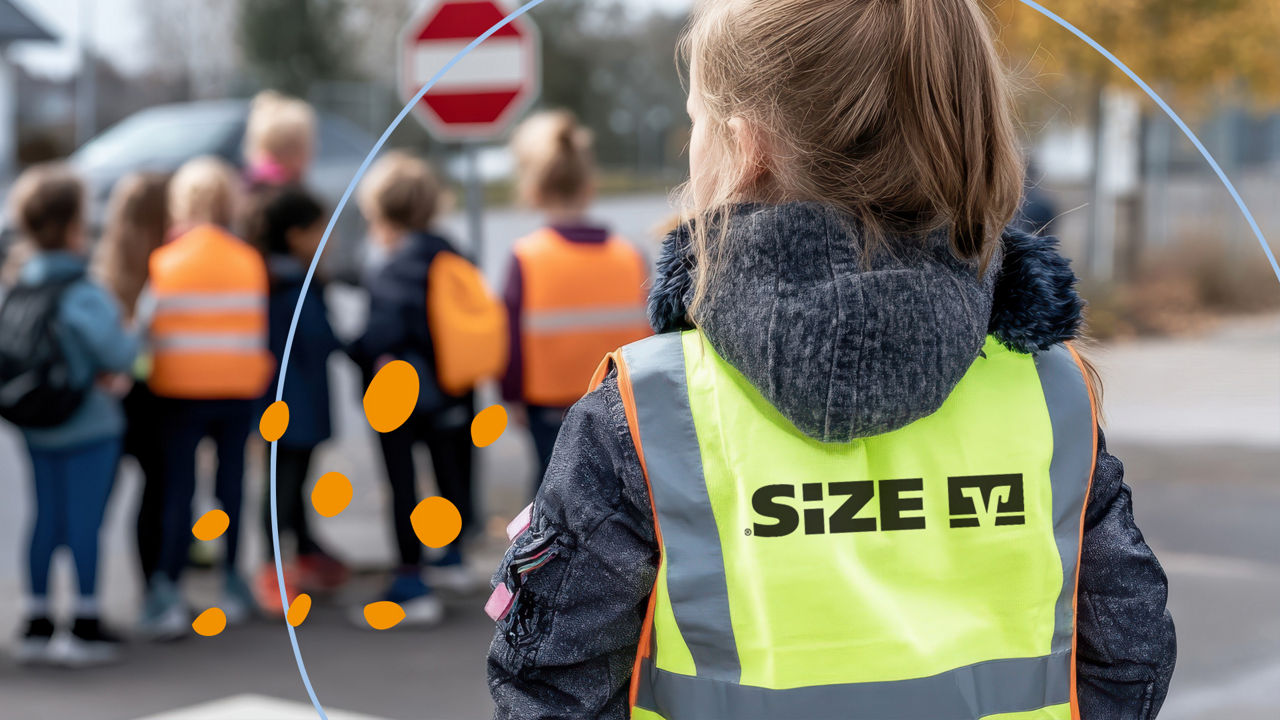 Mädchen von hinten mit einer gelben Warnweste mit SiZE Logo