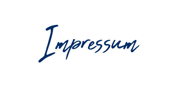 Das Wort "Impressum" in blau-verschnörkelter Schrift auf weißem Hintergrund.