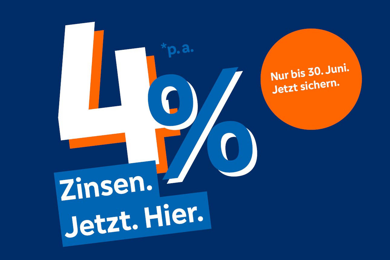 Blauer Hintergrund mit Schrift 4 % Zinsen