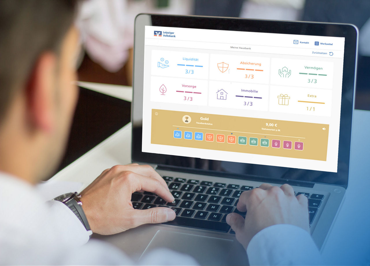Mann mit Laptop und Hausbankprogramm