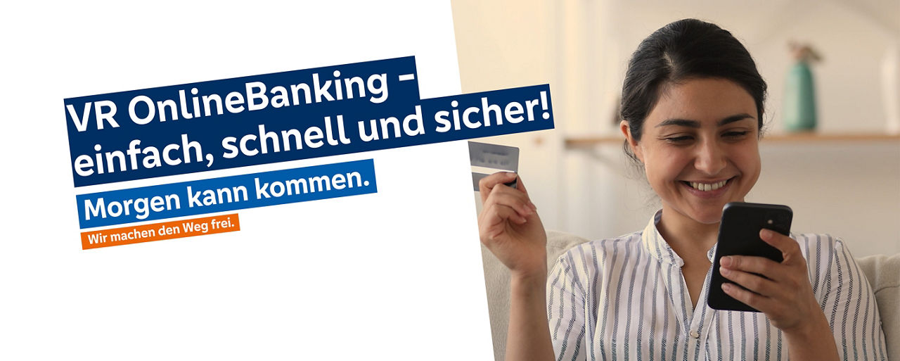 Eine Frau sitzt mit einem Smartphone und einer Kreditkarte auf dem Sofa