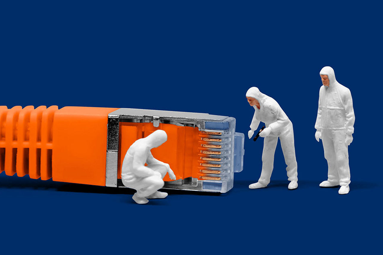 Mann sitzt am Ufer und freut sich