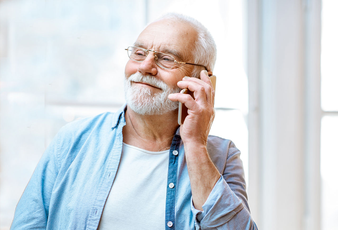 Älterer Mann am Telefon
