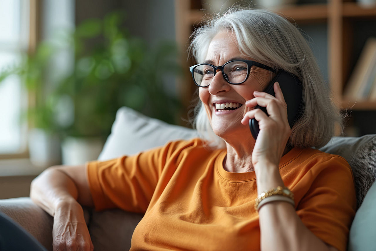 Frau telefoniert mit Handy